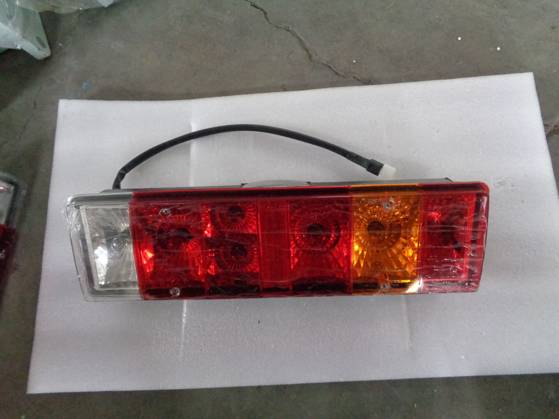 LUZ TRASERA DE PIEZAS PARA CAMIONES PESADOS