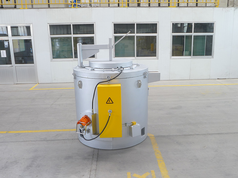 Forklift type aluminum melting and holding furnace