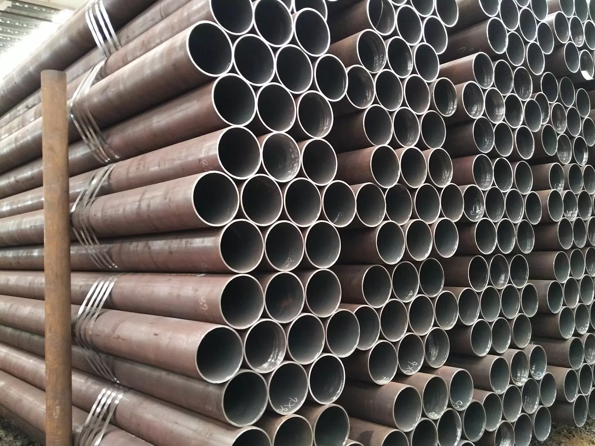 High Quality Welded A106 A53 SS400s Q235 Q195 30 Inch Carbon Steel Pipe Price Per Ton