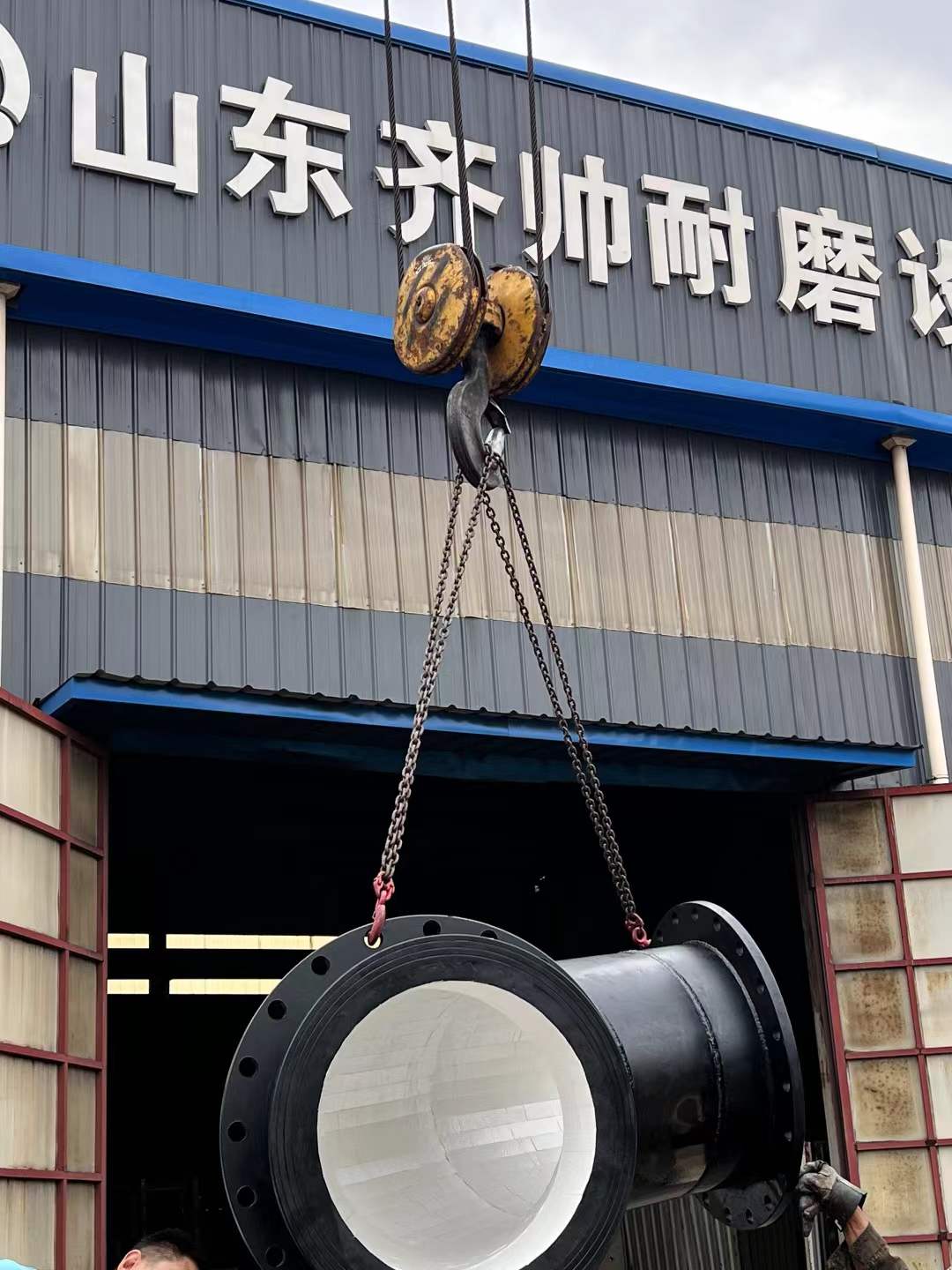 Ковка износостойких костей, усиление промышленных артерий — решение Shandong Qishuai Wear-Resistant Equipment Co., Ltd. с керамической футеровкой колена