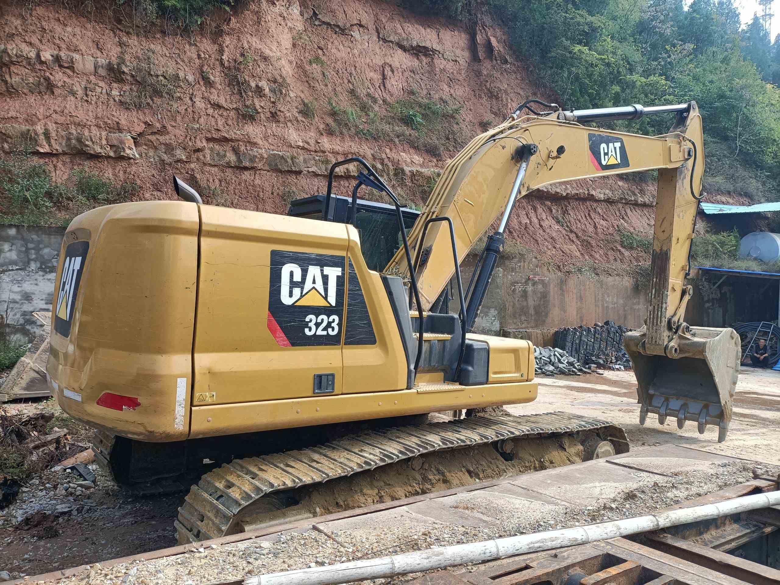 CAT 323   Excavator 