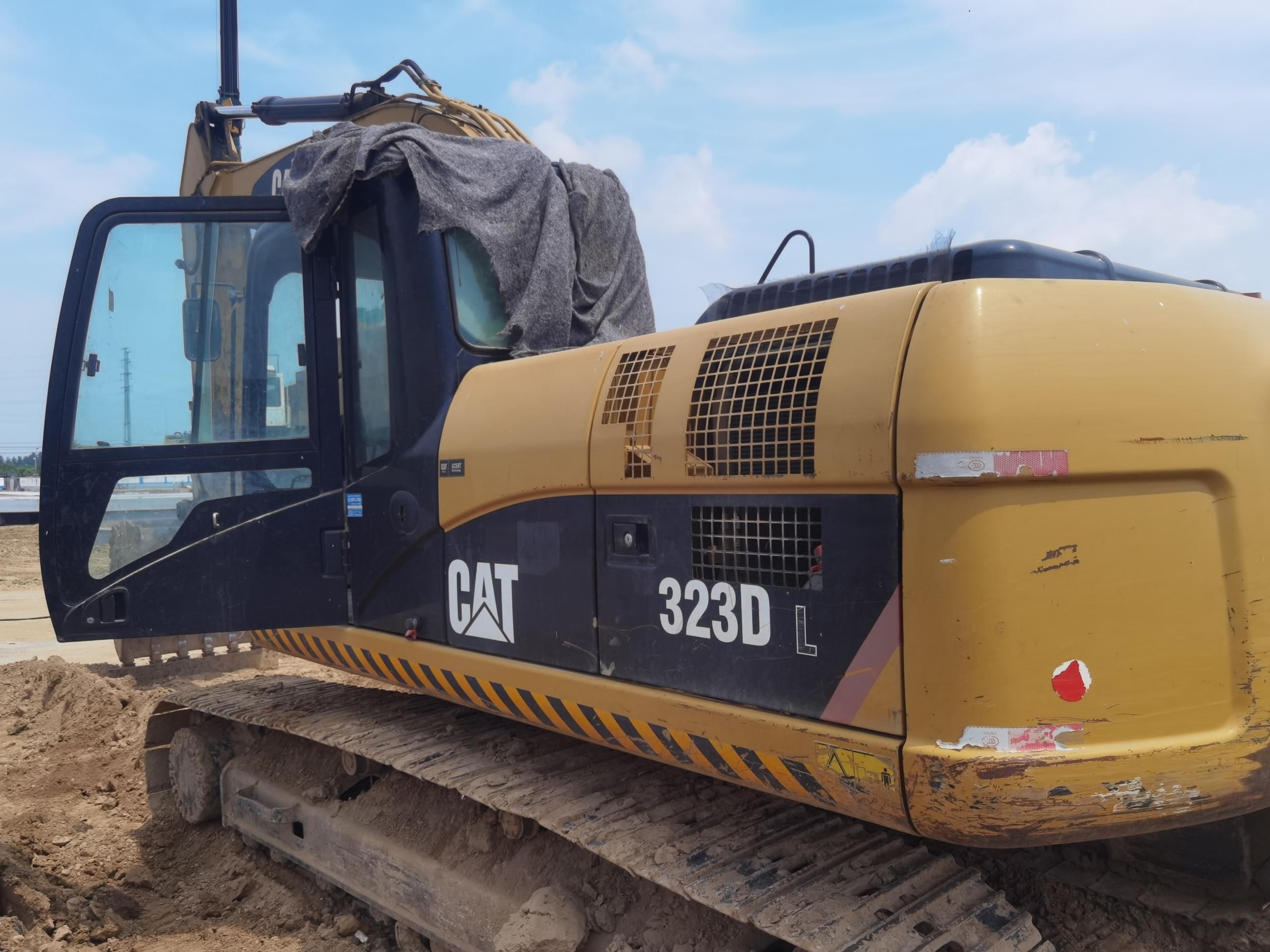 CAT 323DL   Excavator