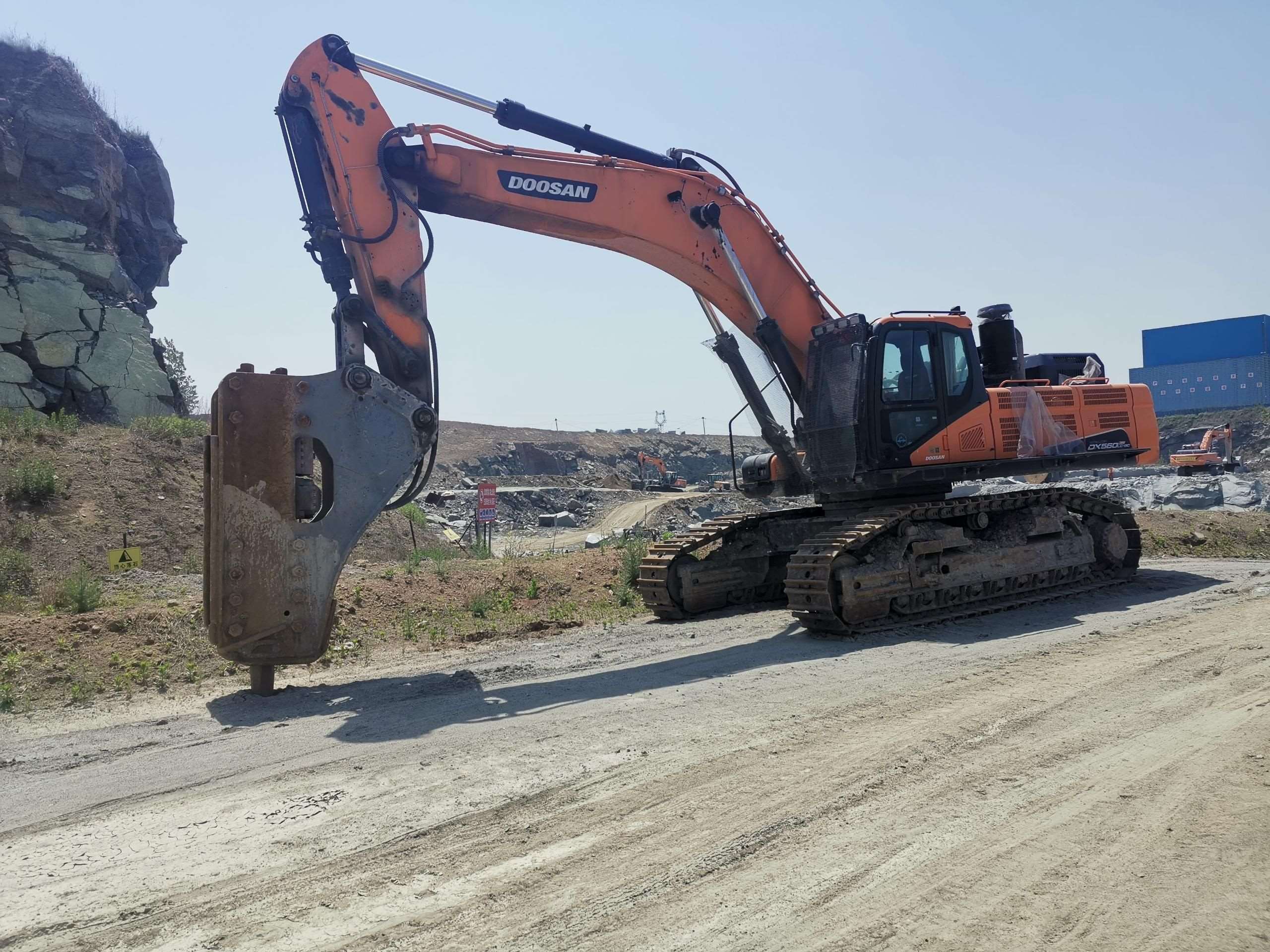 DOOSAN  DX560   Excavator