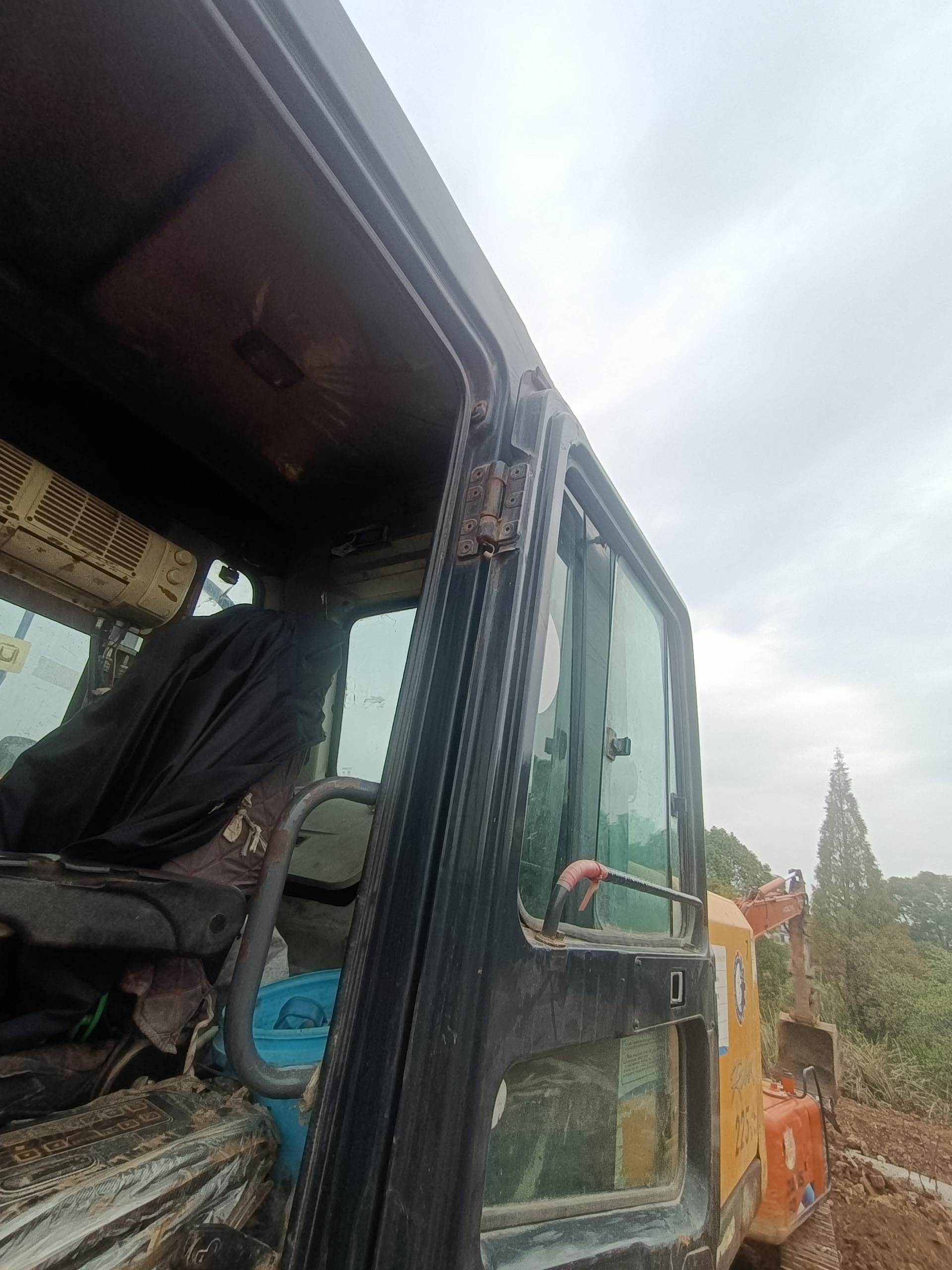 Hyundai  R225LVS  Excavator