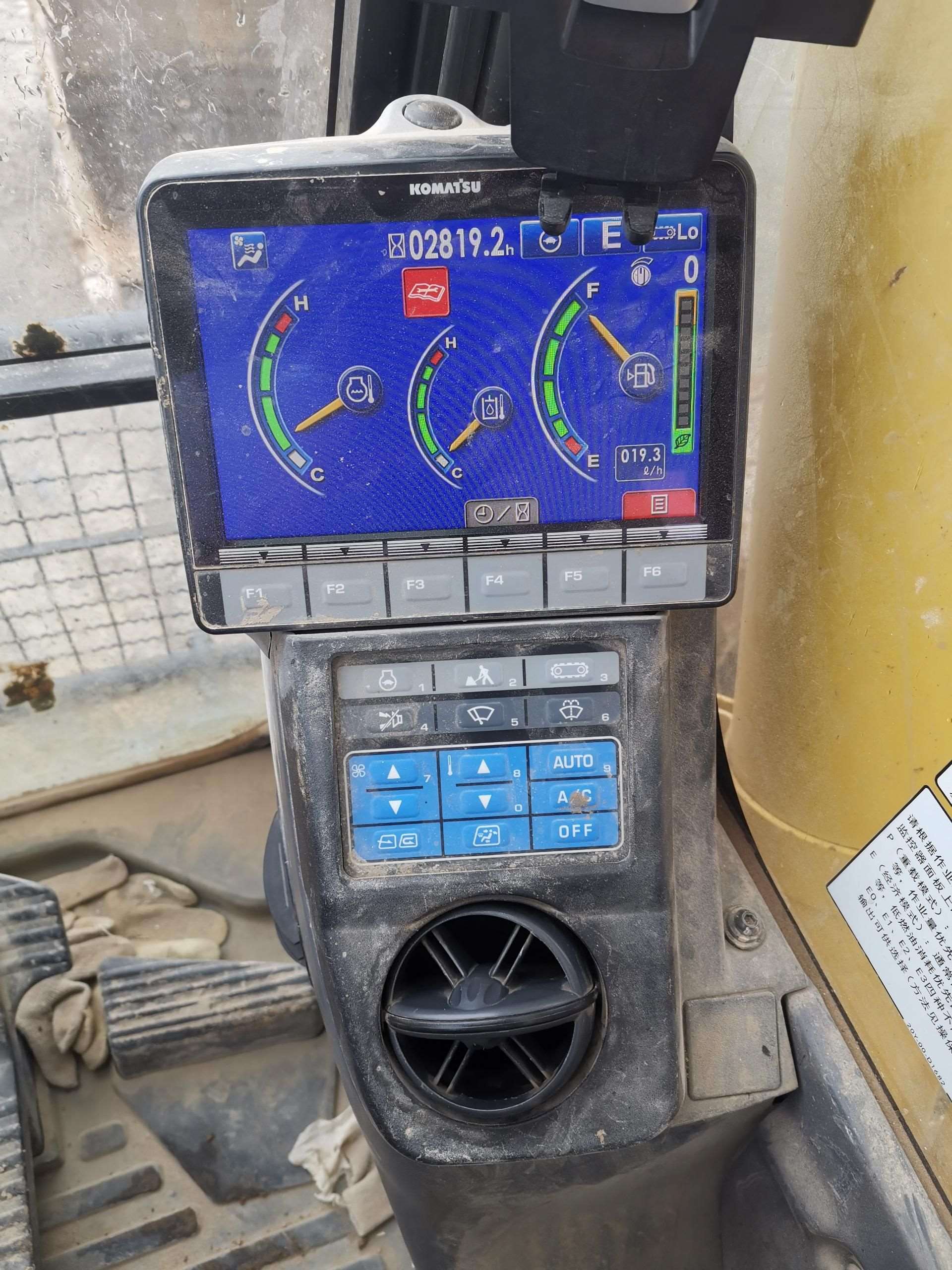 Komatsu  PC220-8M0    Excavator