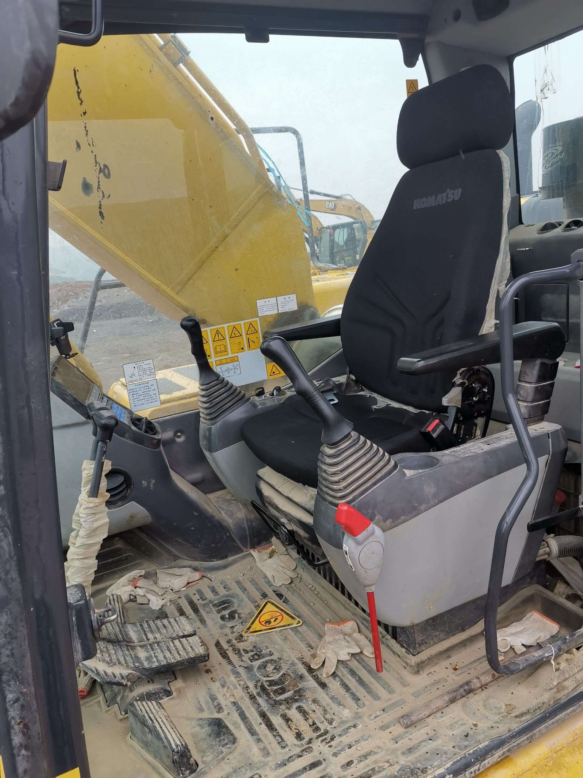 Komatsu  PC220-8M0    Excavator