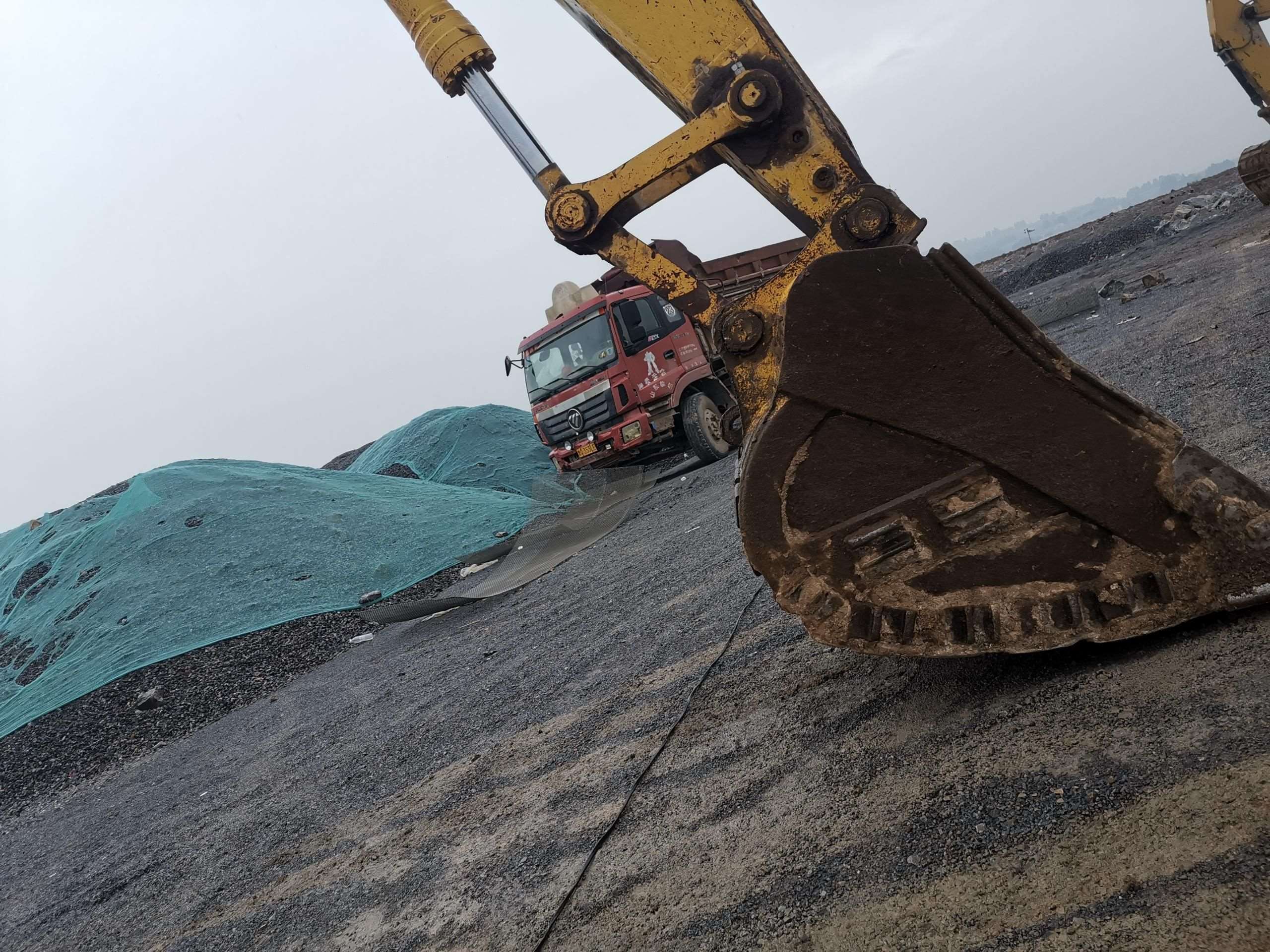 Komatsu  PC220-8M0    Excavator