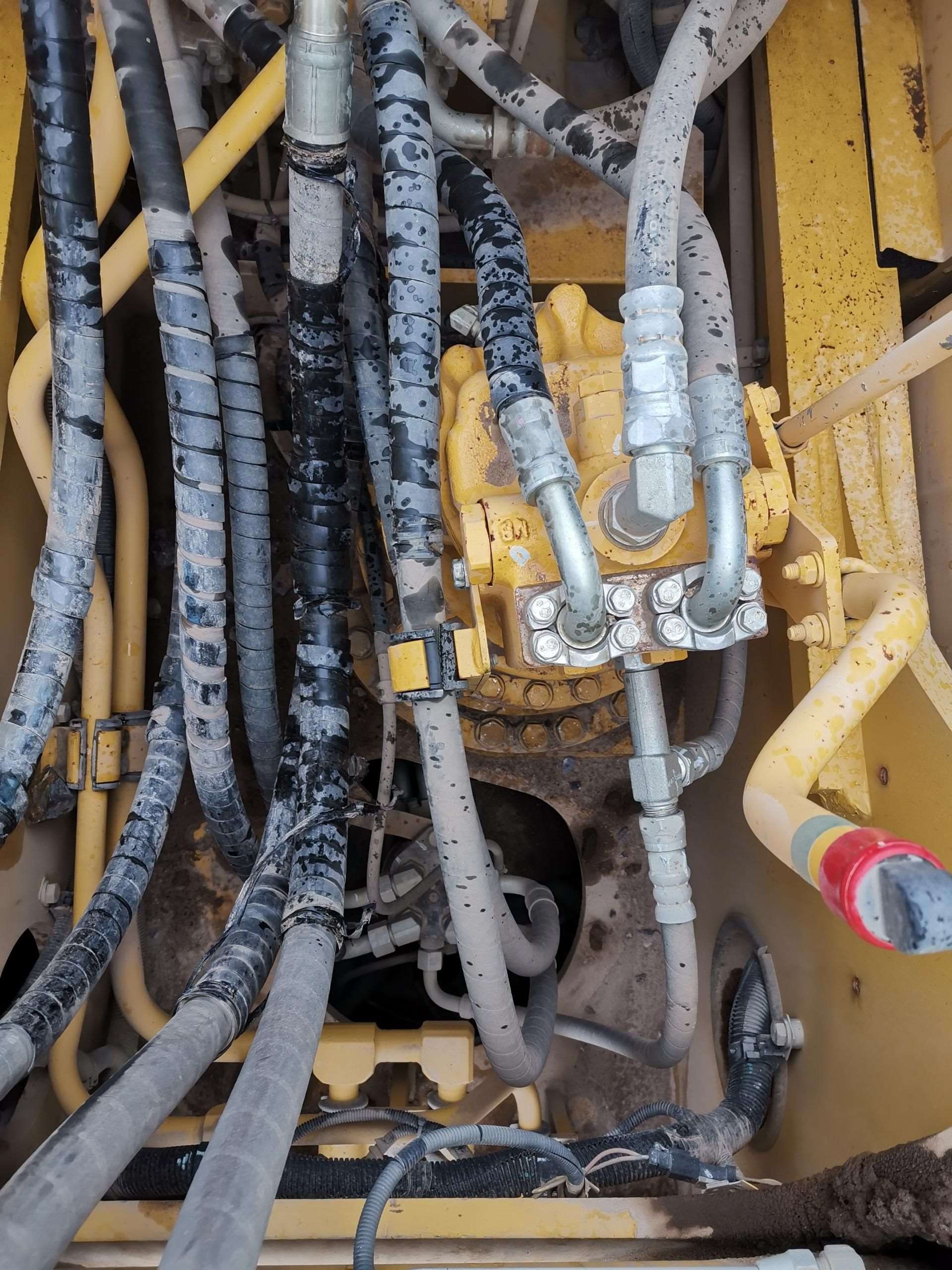 Komatsu  PC220-8M0    Excavator