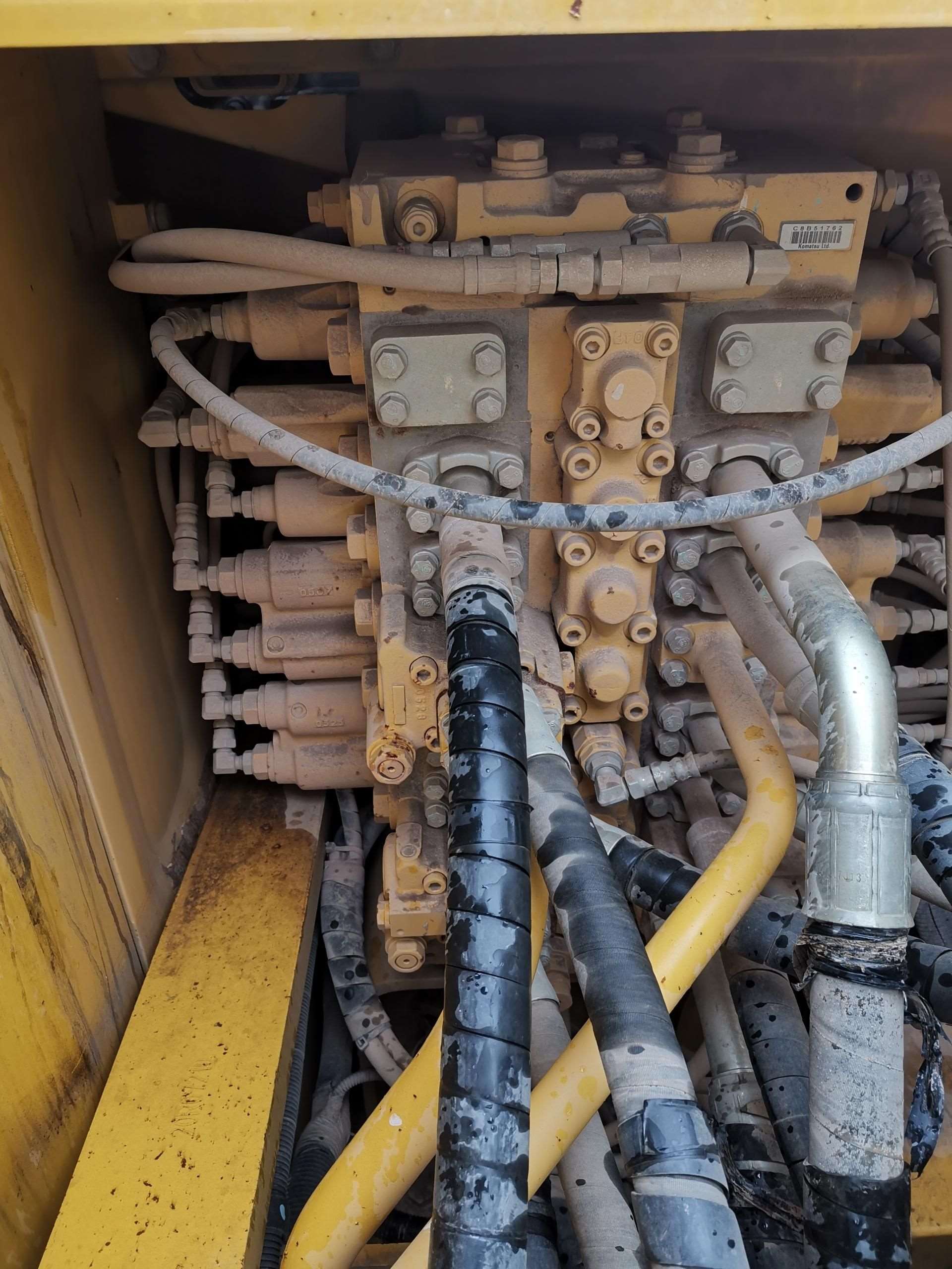 Komatsu  PC220-8M0    Excavator