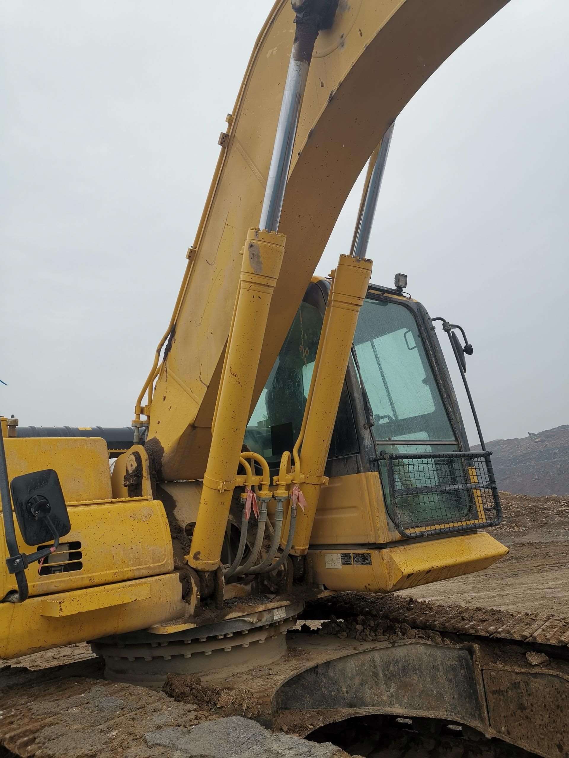 Komatsu  PC220-8M0    Excavator