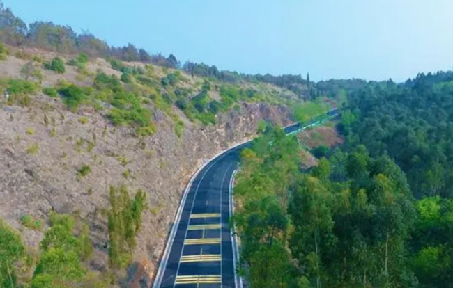 The west line of the highway around the Lake in Yangzonghai Scenic Area of Kunming, which was built by Horizon International Company, was opened to traffic
