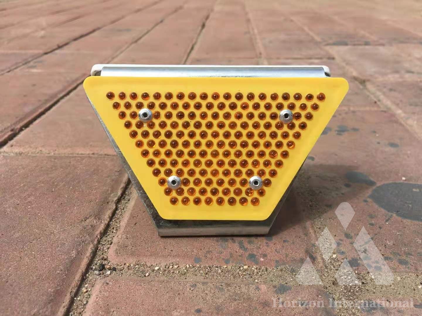 Glass bead reflective delineator