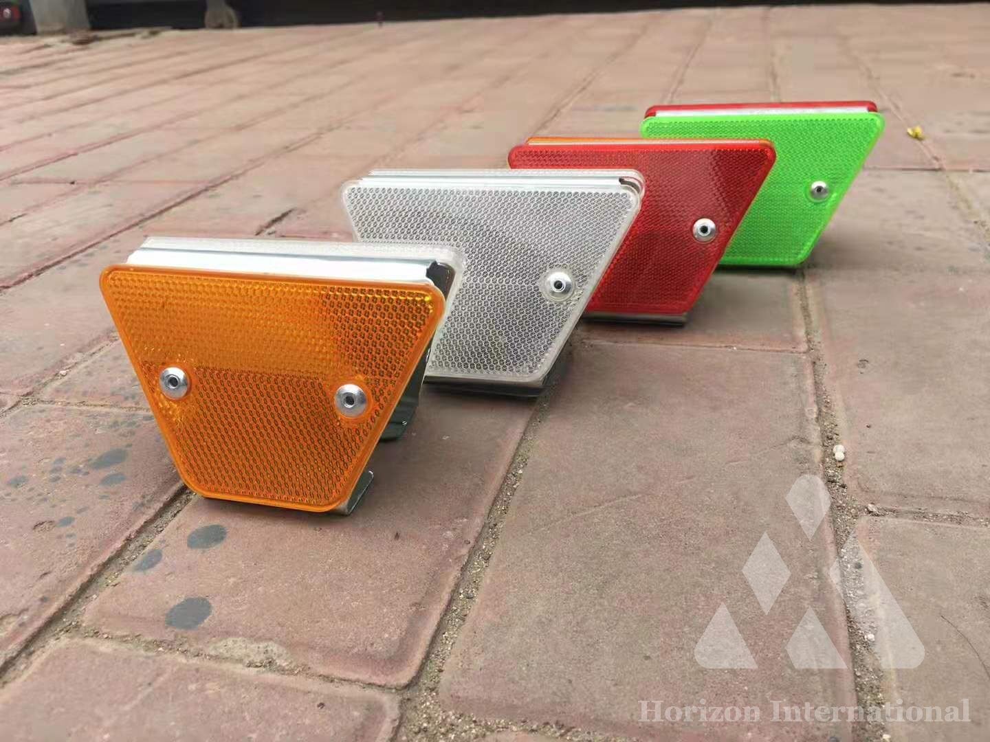 Glass bead reflective delineator