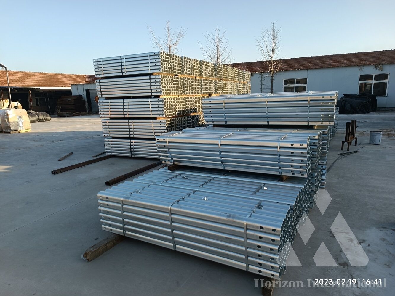 Traffic safety roller barrier