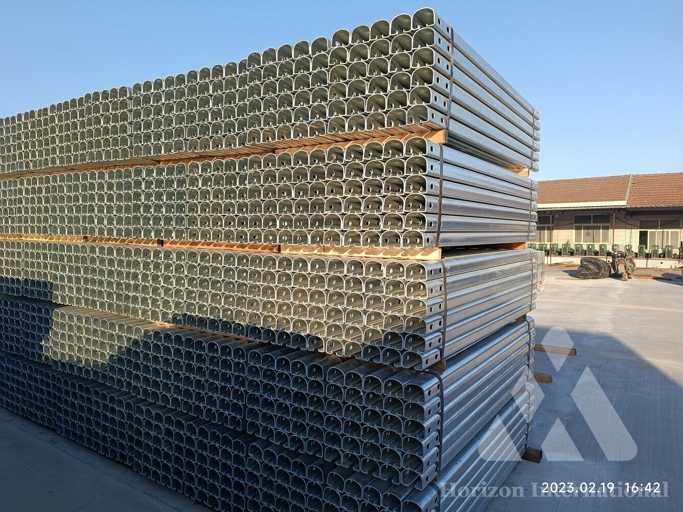 Traffic safety roller guardrail