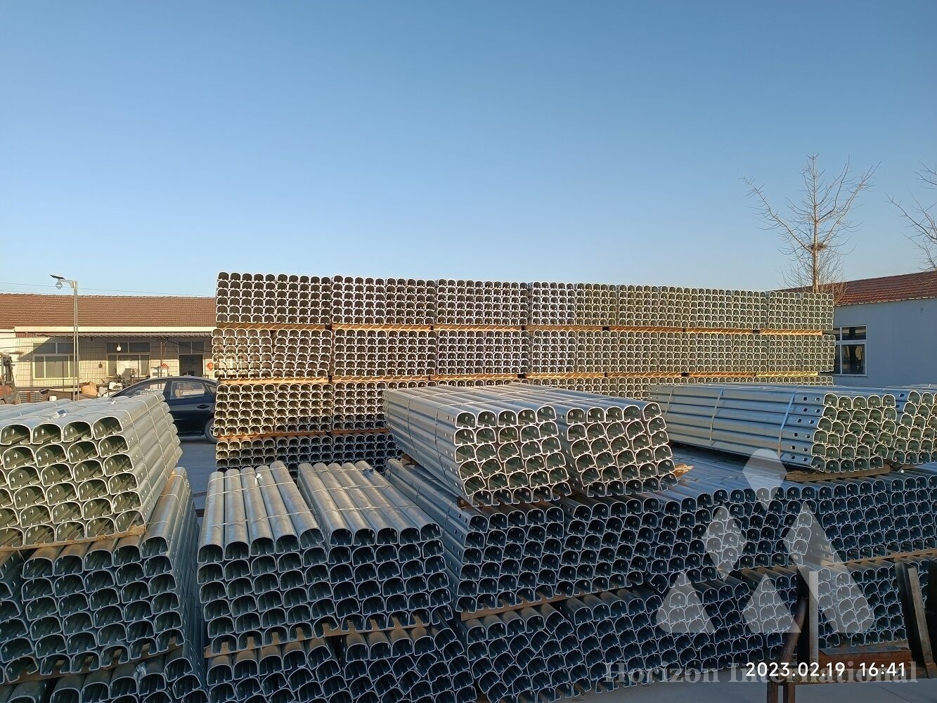 Traffic safety roller guardrail