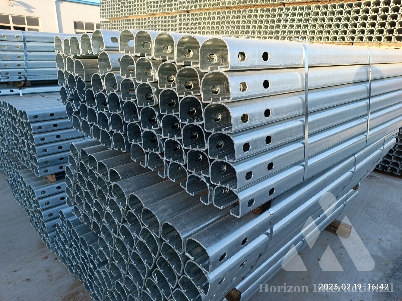 Traffic safety roller guardrail