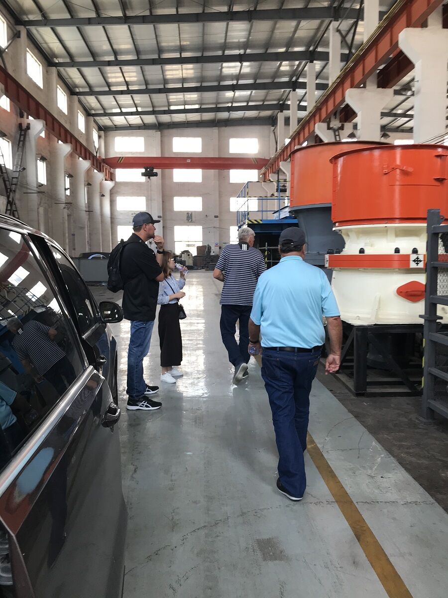 El cliente de América viene a visitar la fábrica. El cliente de EE. UU. viene a ver nuestra fábrica