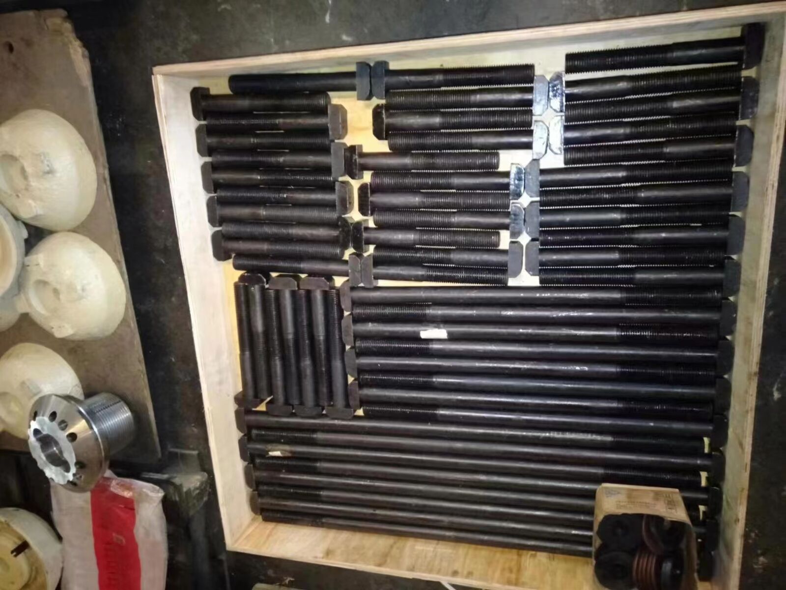 tornillo y tuerca para metso C110