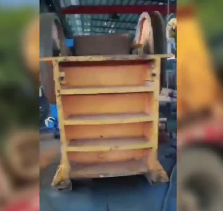 Trituradora de mandíbulas usada PE-600X900 y mandíbula PE-500X750. La mandíbula ha sido probada y tiene una placa de mandíbula nueva, una placa de verificación y un cojinete. entregar al cliente de Perú