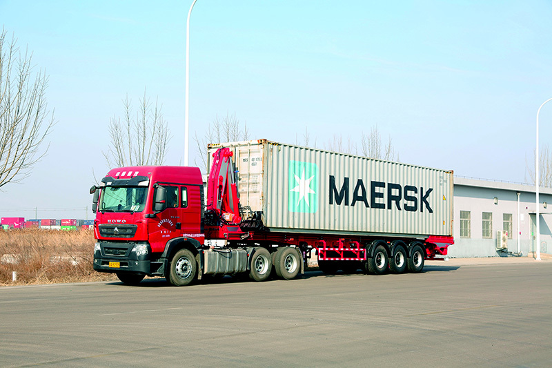 Self loading and unloading container semi-trailer