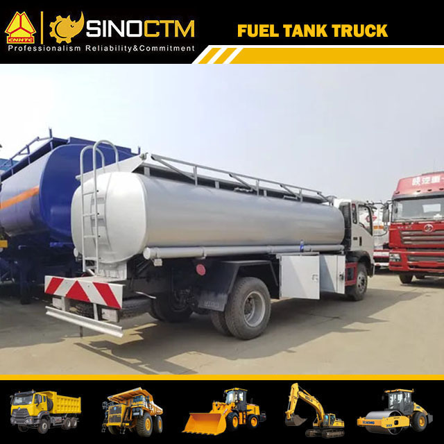 SINOTRUK HOWO 4X2 Light Fuel Tank Truck 7cbm