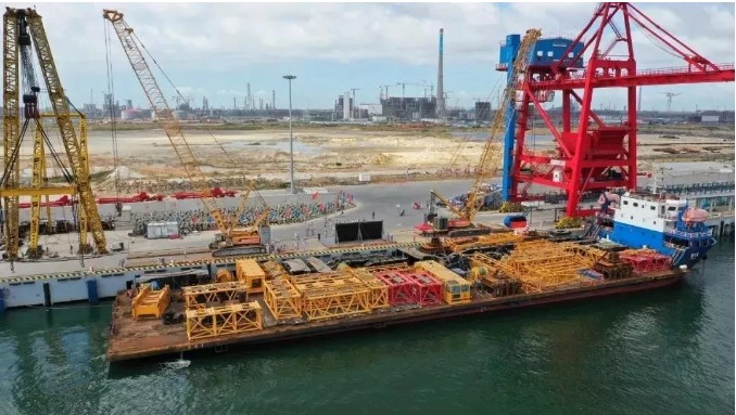 Spectacular giant! "The World's No. 1 Crane", XCMG 4000-Ton Crawler Crane Successfully Completes its First Lifting in Saudi Arabia