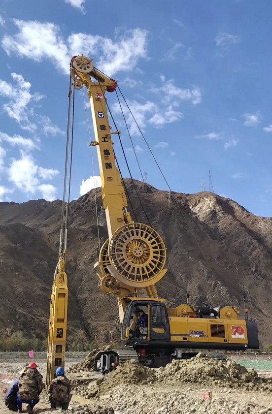 Digging at three kilometers above sea level, XCMG underground diaphragm wall grabber in Tibet