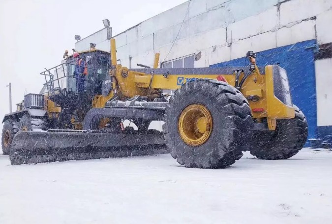 Working at minus 40 degrees, with 95% attendance, XCMG GR5505 conquered Novosibirsk!