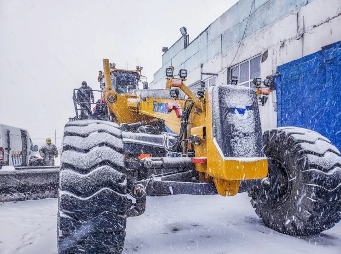 Working at minus 40 degrees, with 95% attendance, XCMG GR5505 conquered Novosibirsk!