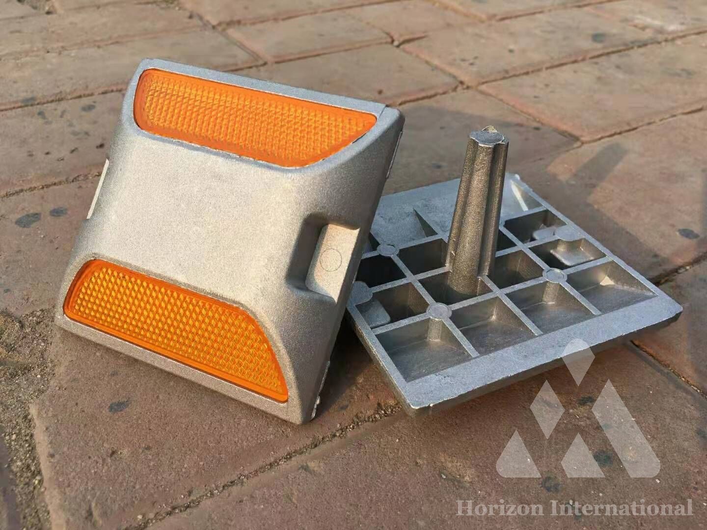 Алюминиевый светоотражающий дорожный шип