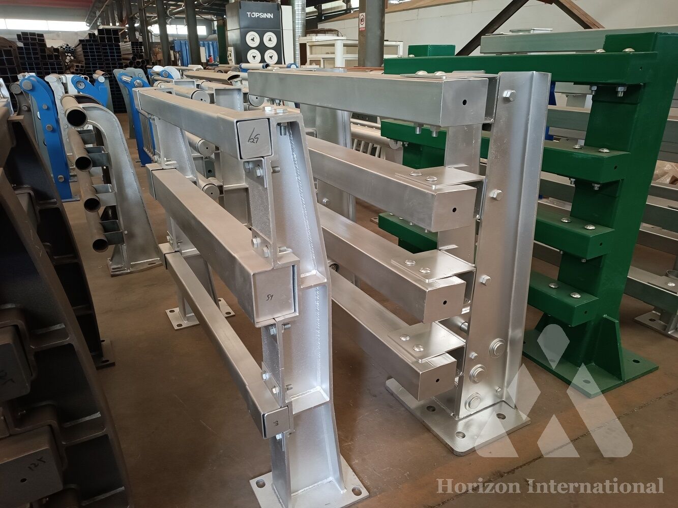 Оцинкованный защитный барьер на мосту