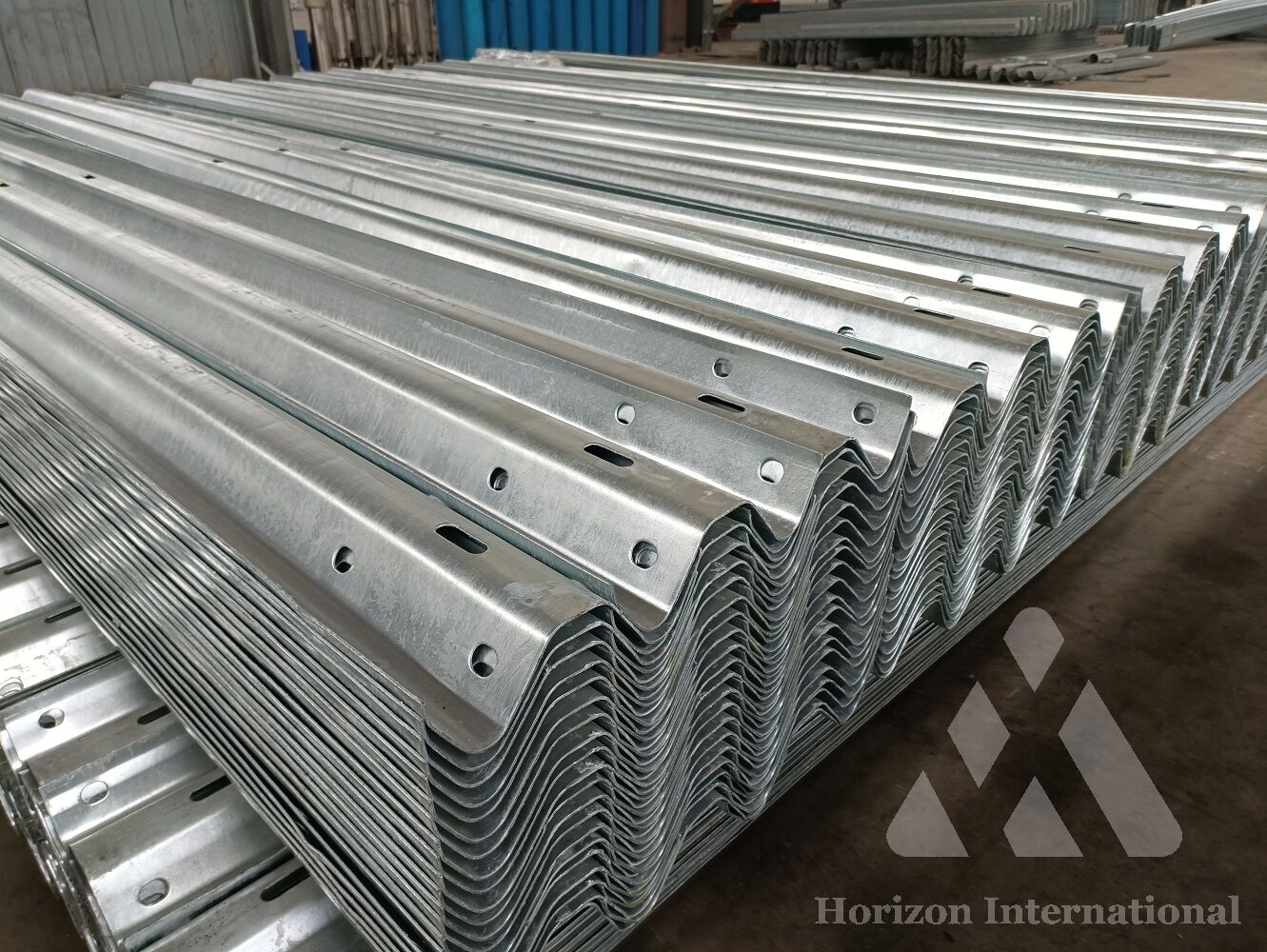 Защитный барьер безопасности на шоссе Колумбии с лучом