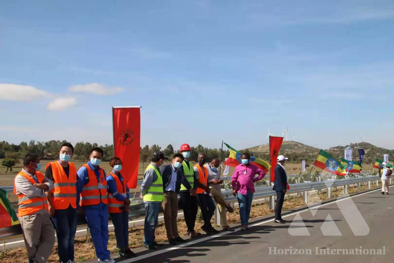 Etiopía Proyecto de autopista del aeropuerto de Addis Abeba finalizado y abierto al tráfico. Nuestro equipo de ingenieros de servicio junto con los clientes en el sitio de construcción.