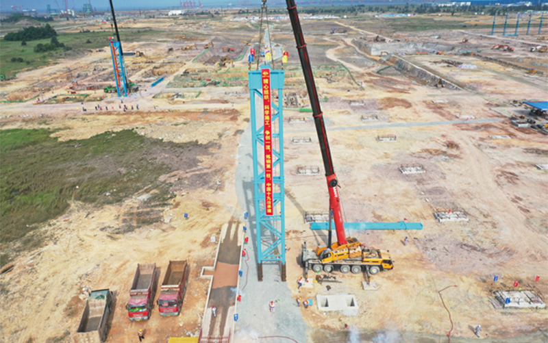 The hoisting of the first steel structure column was completed in the main steelmaking workshop of the Iron and Steel Base Project