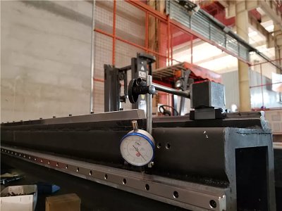 Dial indicator to inspect the straightness of the guide rail.