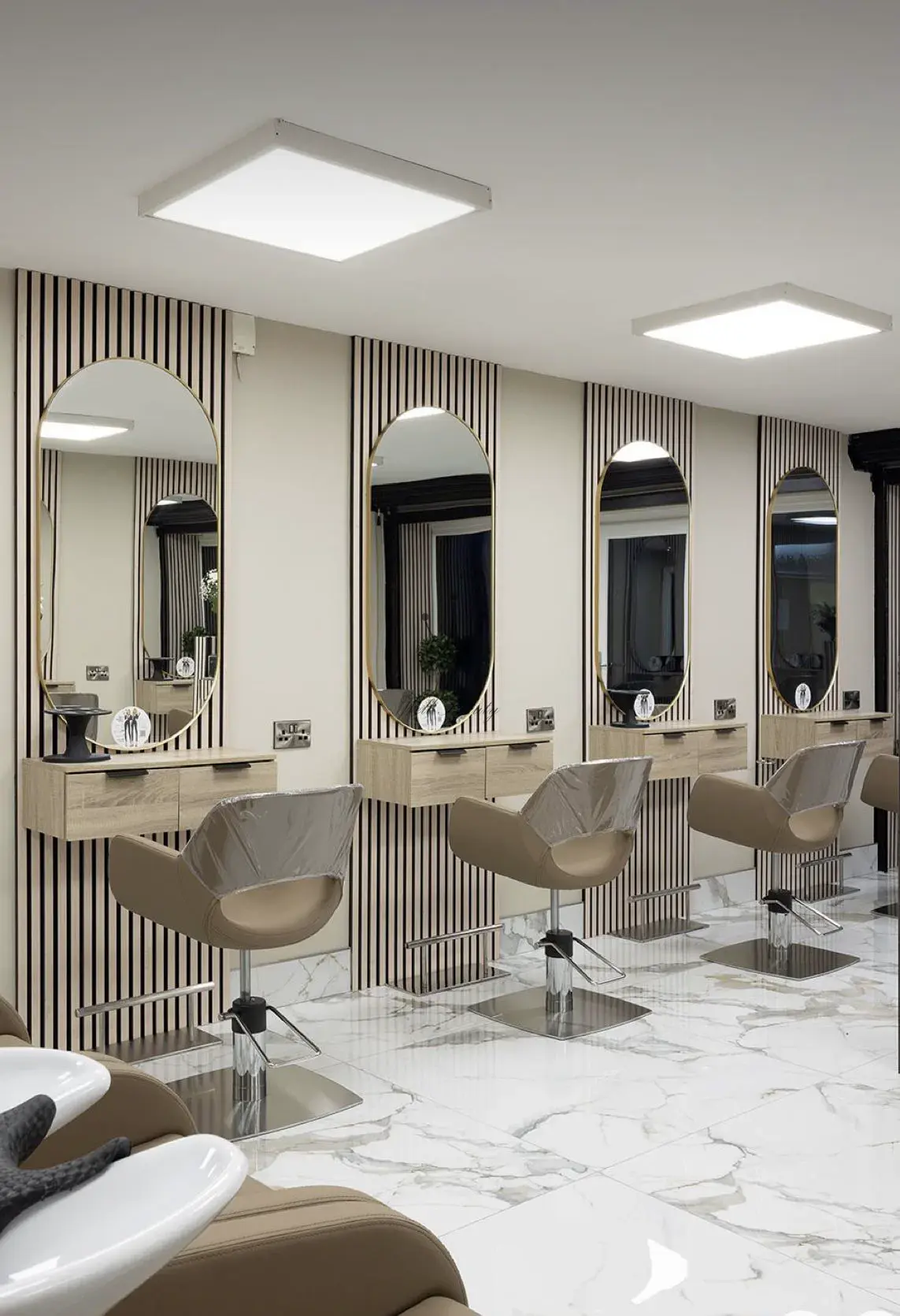 How to Pick Perfect LED Salon Mirrors for Your Salon