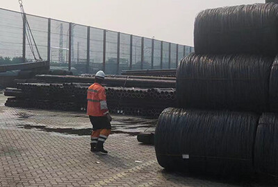 Workers on the spot to direct the handling of disc screw loading.jpg
