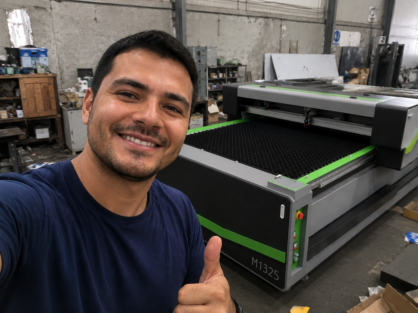 La máquina de corte y grabado láser CO2 M1325 ayuda a un cliente brasileño a mejorar la eficiencia de la producción publicitaria