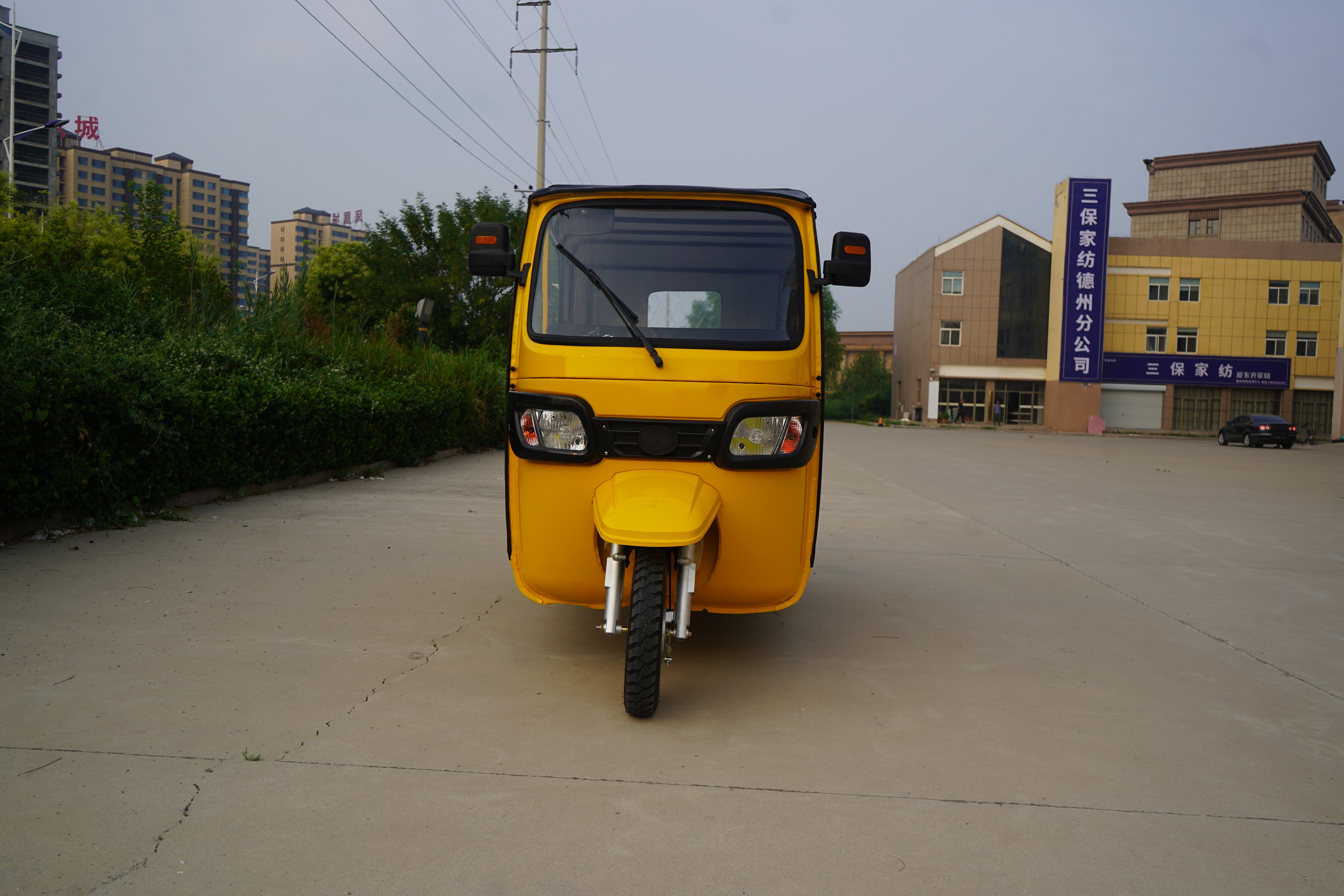 Tuk-tuk yellow urban taxi 6 passengers
