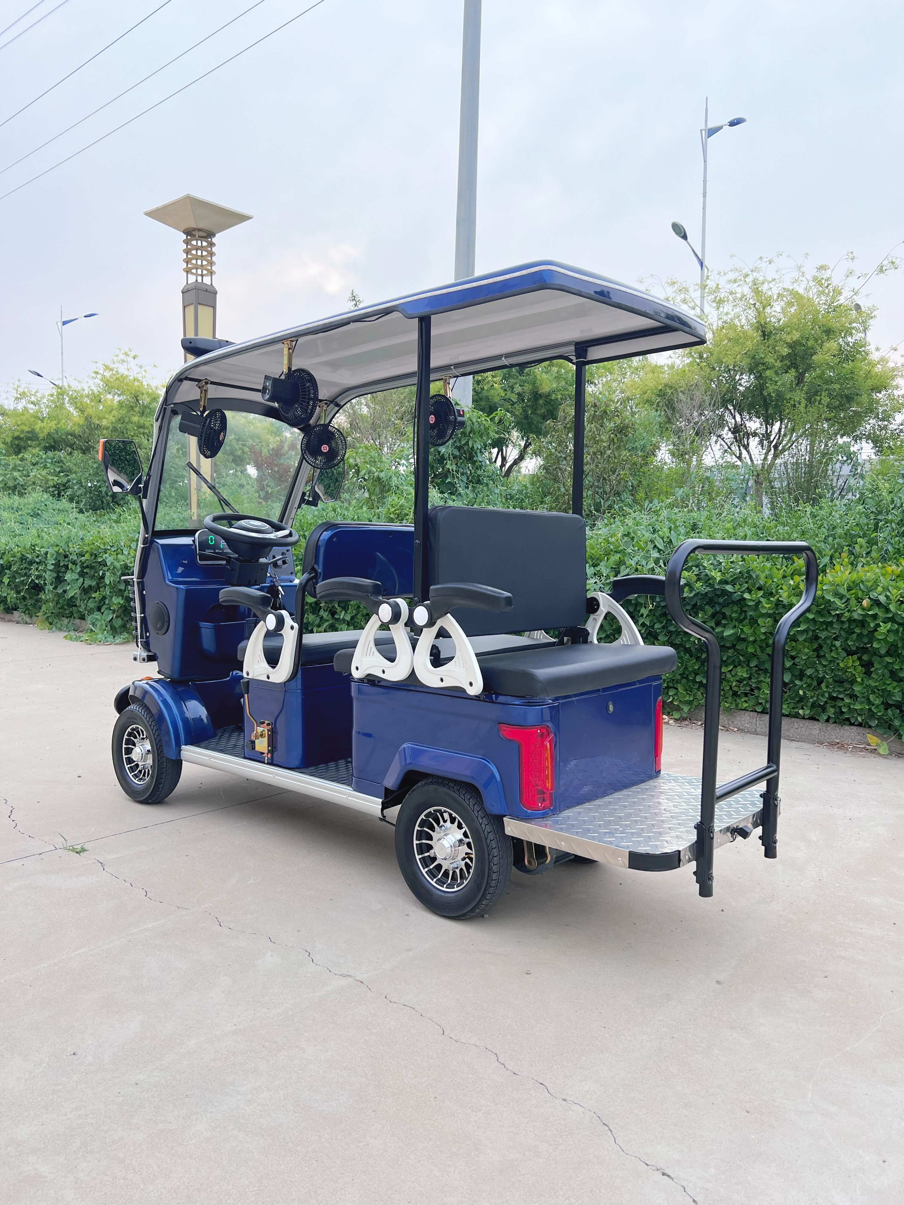 E900 Three-row golf carts