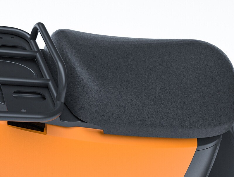 The large and soft seat ensures fatigue-free and comfortable riding on longer journeys.