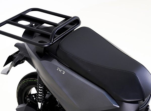 The large and soft seat ensures fatigue-free and comfortable riding on longer journeys.