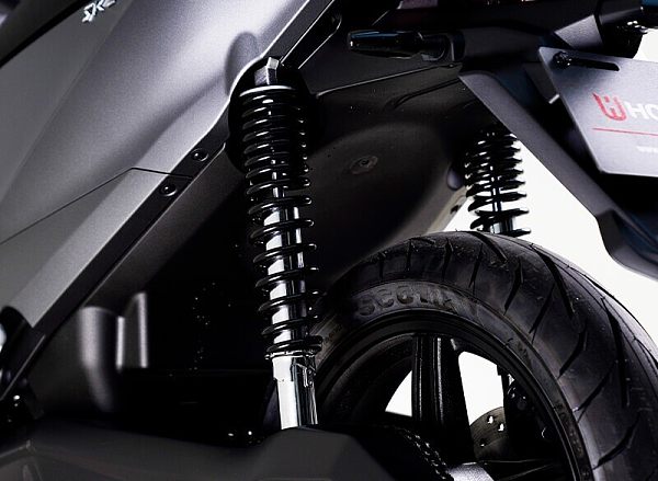 Ergonomically adjusted dimensions guarantee perfect seating comfort. Hydraulic shock absorbers provide an excellent riding experience.