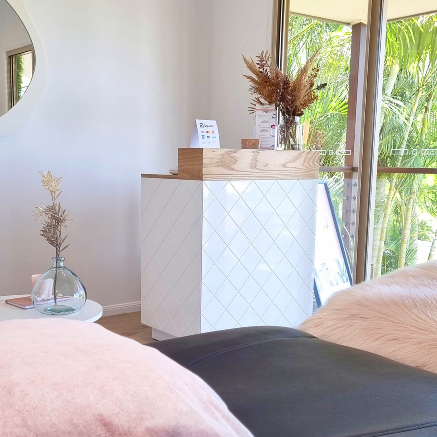 White barber waiting area-MD-BW0070