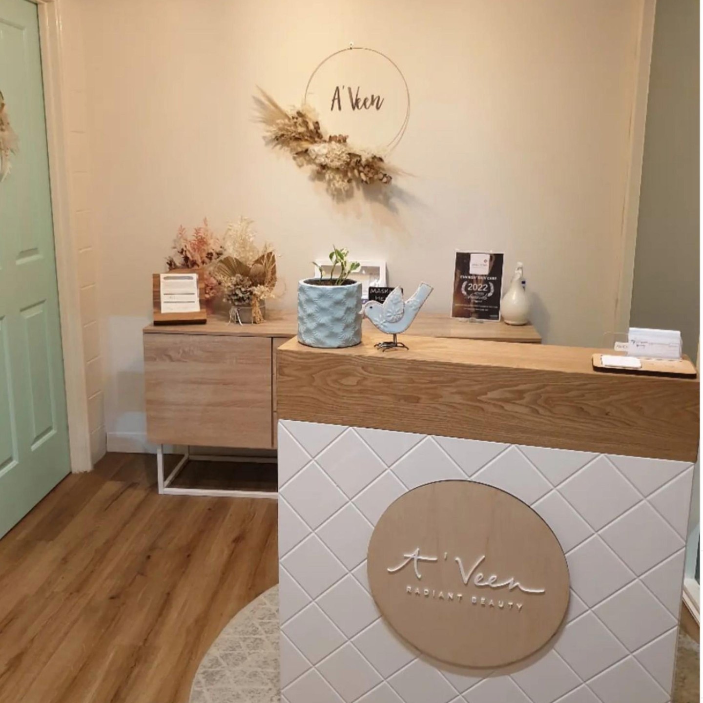 White barber waiting area-MD-BW0070