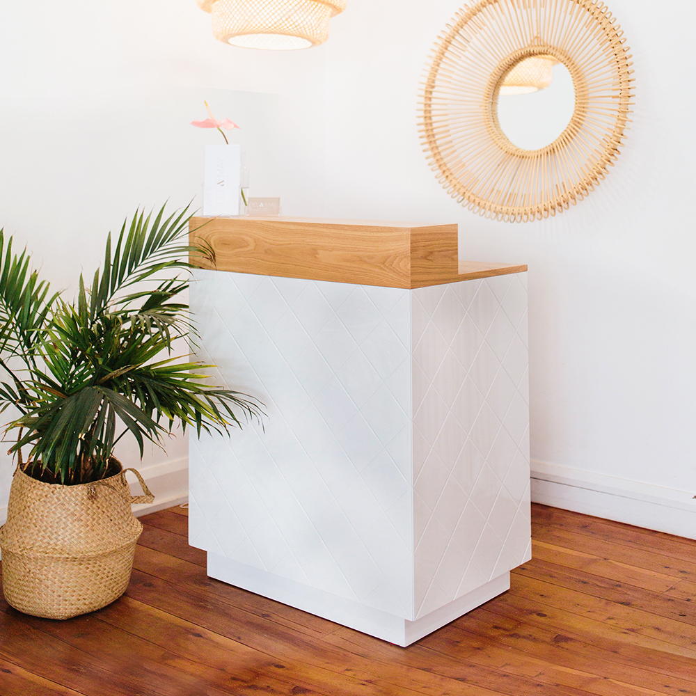 White barber waiting area-MD-BW0070