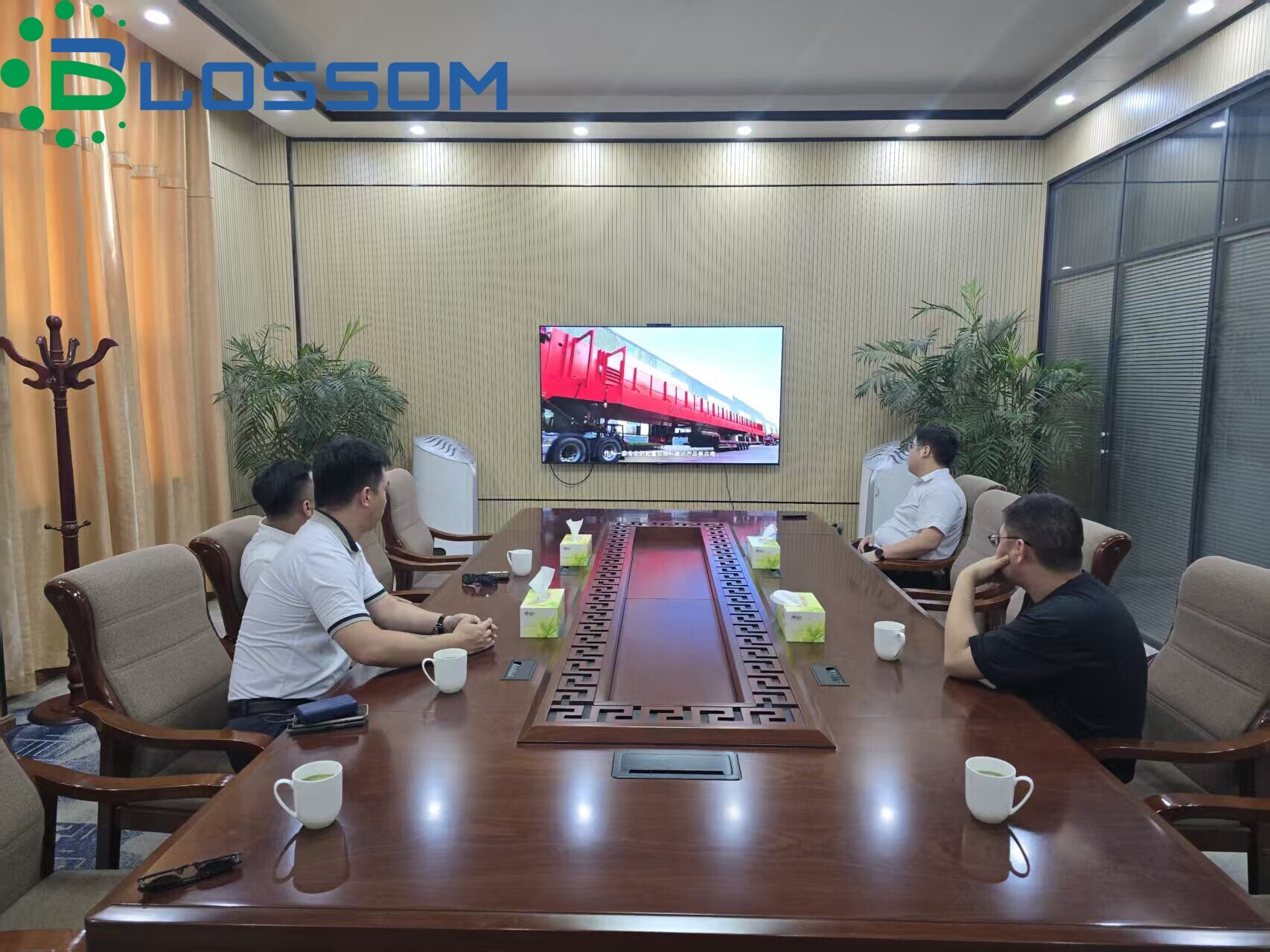 The company leaders went to the Henan mining project site to hold a working meeting