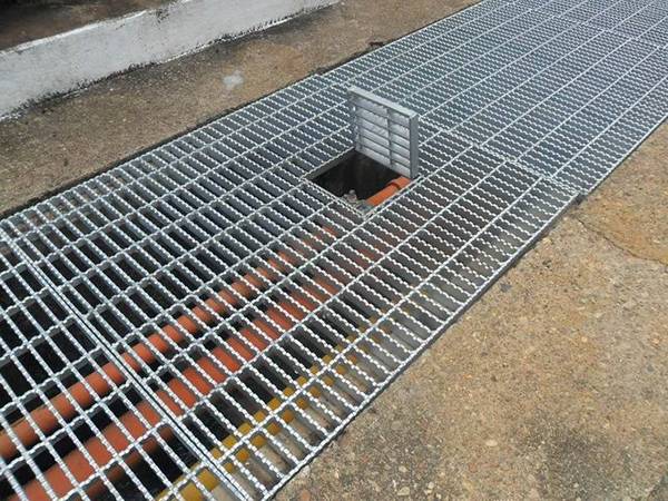 Popular model of floor mesh grating can be used as a durable and attractive decking option for homes and businesses