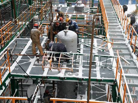 Several workers are working on the outdoor welded steel grating industrial operating platform..jpg